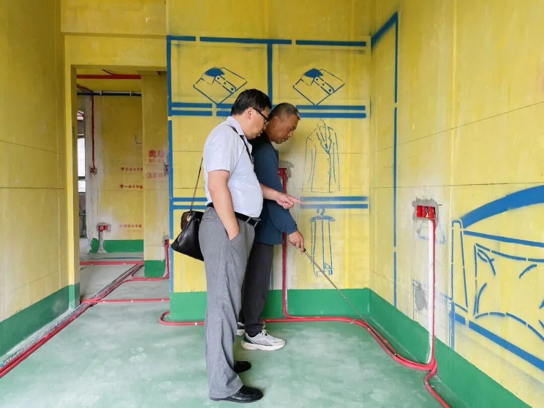 摩登7娱乐工地突击巡检:拒绝“表面功夫”,毫米级误差把控,品质交付我们是认真的! 摩登7娱乐工地突击巡检:拒绝“表面功夫”,毫米级误差把控,品质交付我们是认真的!