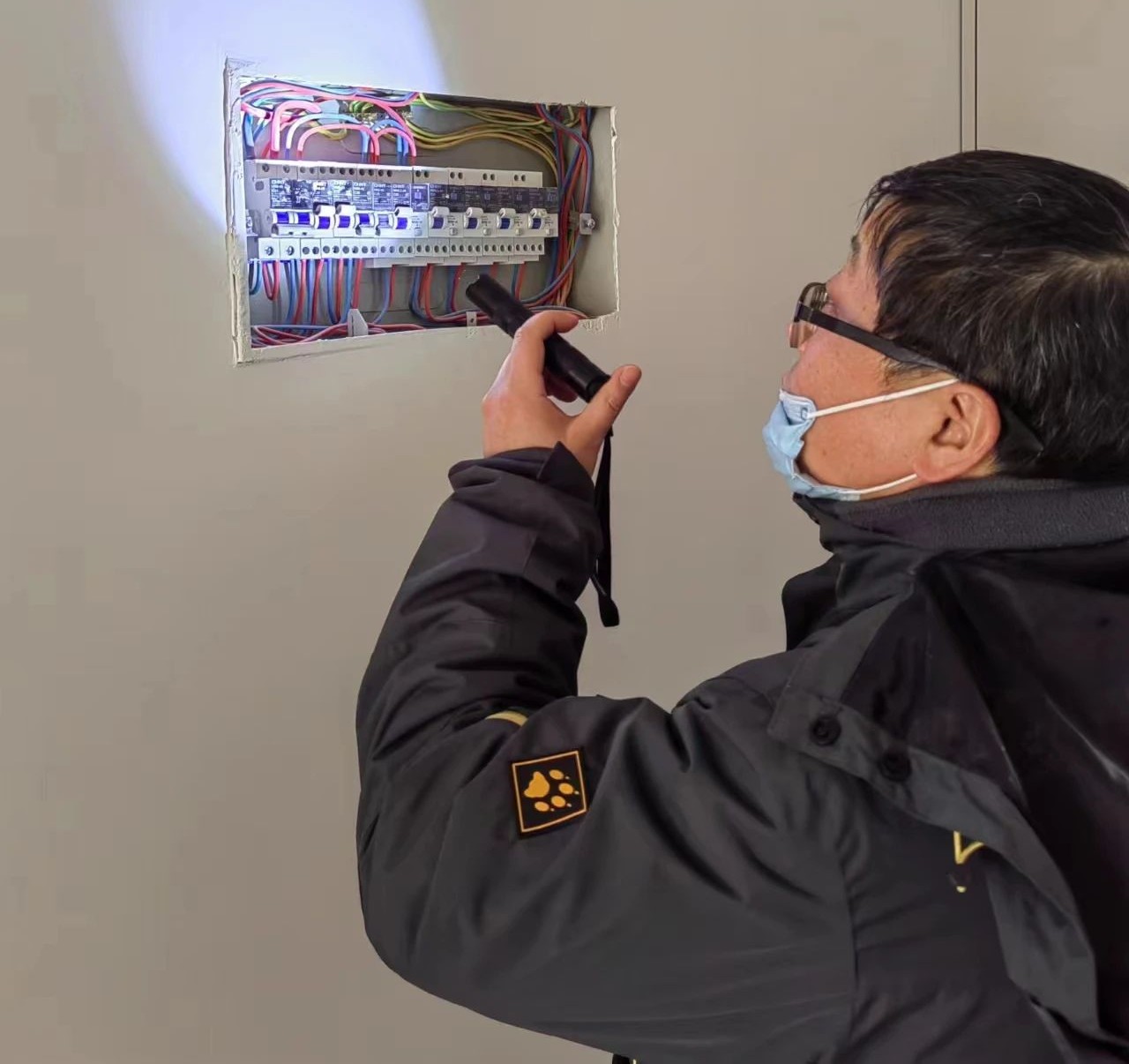 工地巡检｜摩登7娱乐工程总监化身“细节控”，施工现场“揪问题”！