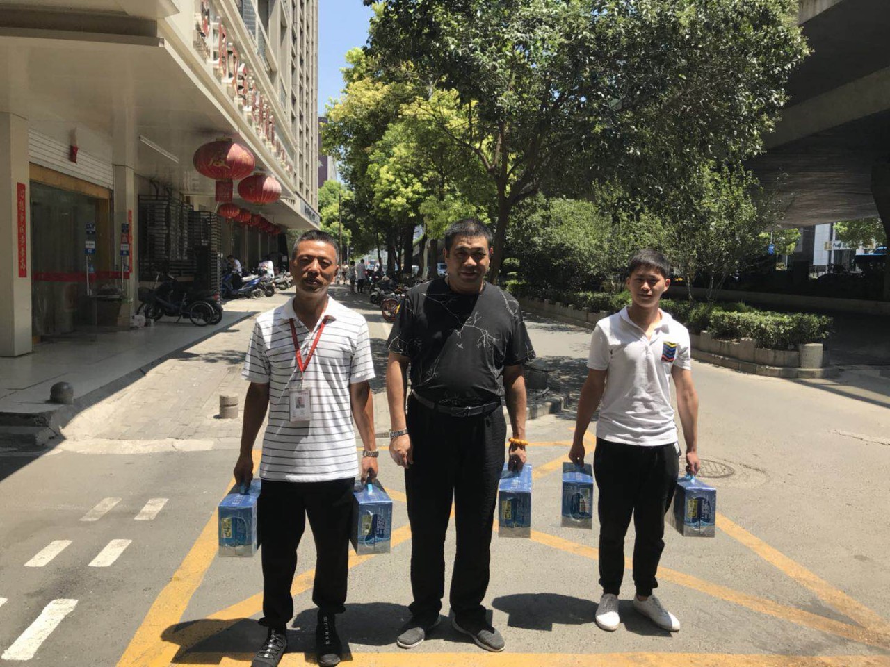 热热热!南京体感温度高达43℃,这群人却不惧高温在做这件事 热热热!南京体感温度高达43℃,这群人却不惧高温在做这件事