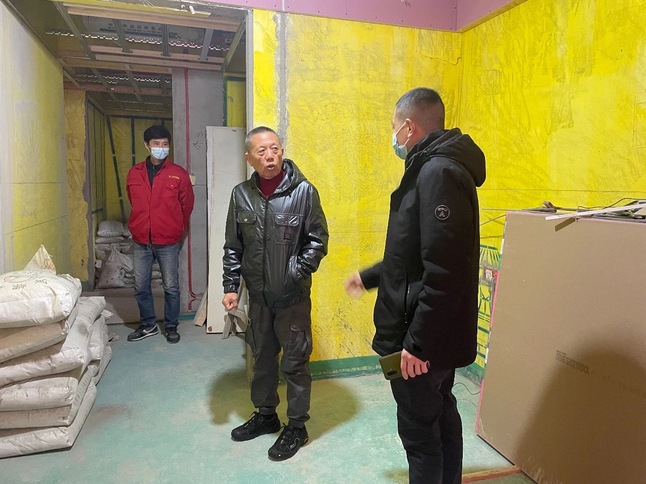 摩登7娱乐董事长又双叒叕突击工地巡检，现场与工人、厂家沟通交流