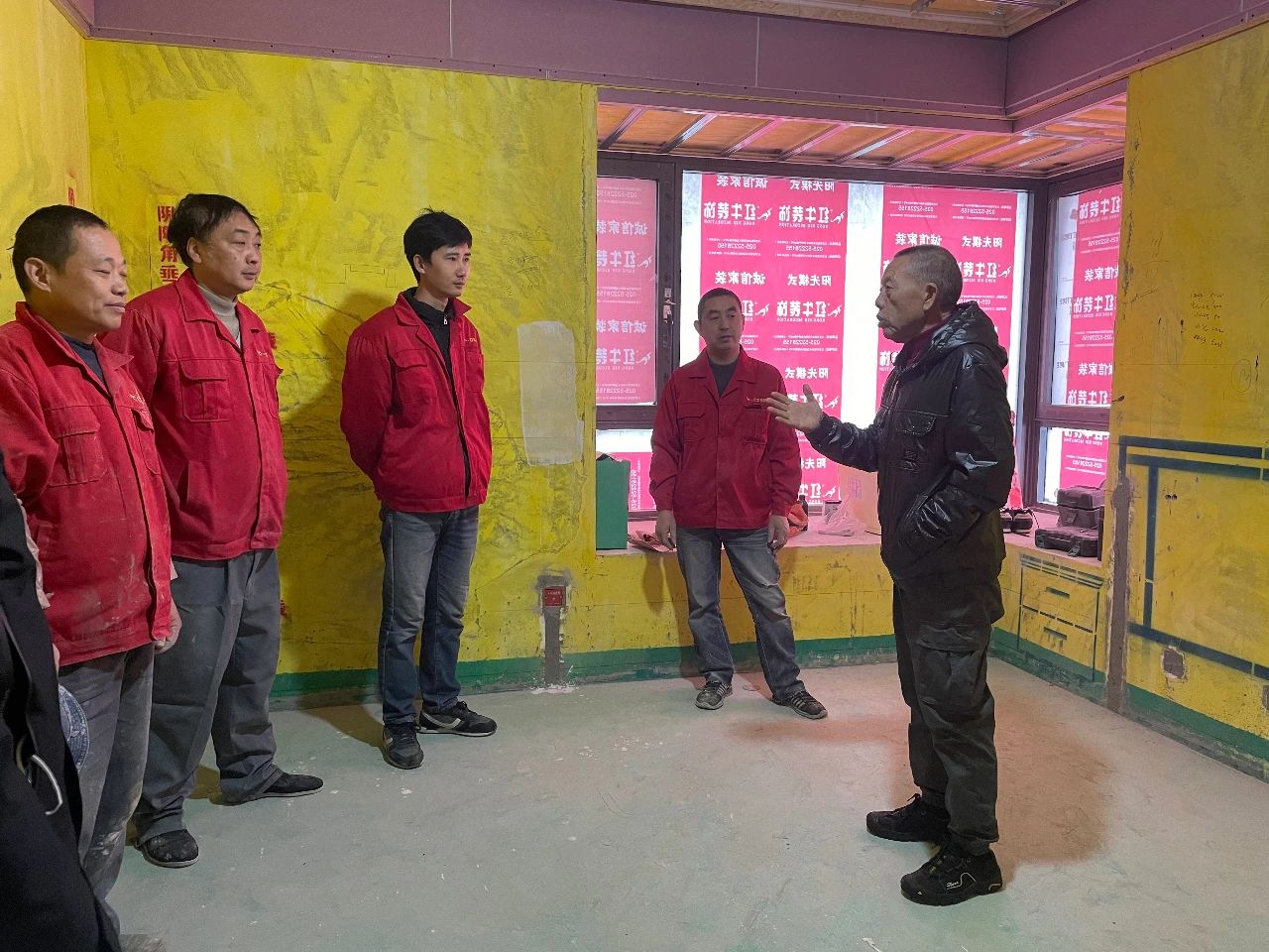 摩登7娱乐董事长又双叒叕突击工地巡检，现场与工人、厂家沟通交流
