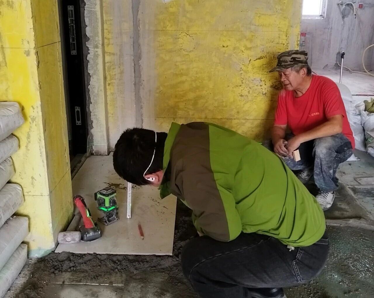 南京装修公司摩登7娱乐工地突击巡检：一厘一毫坚守品质，一心一意守护新家！