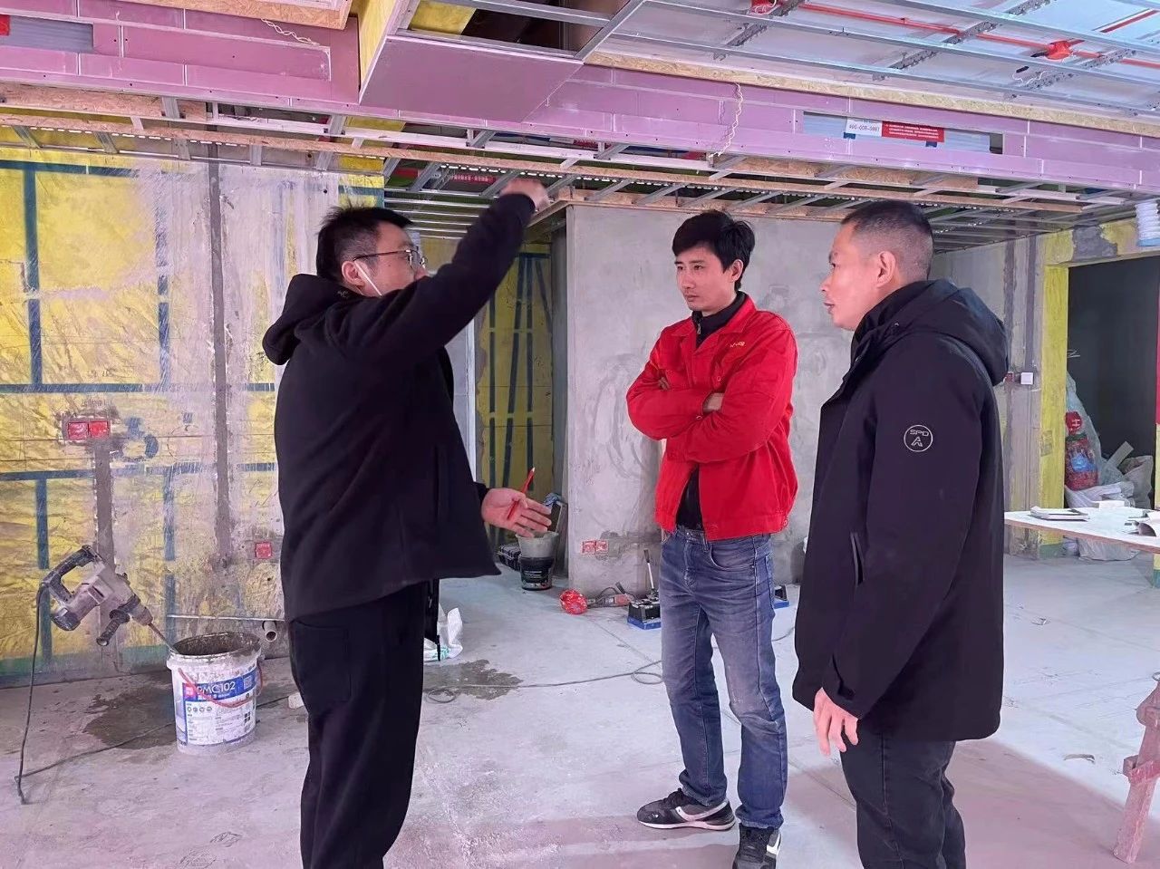 摩登7娱乐董事长又双叒叕突击工地巡检，现场与工人、厂家沟通交流