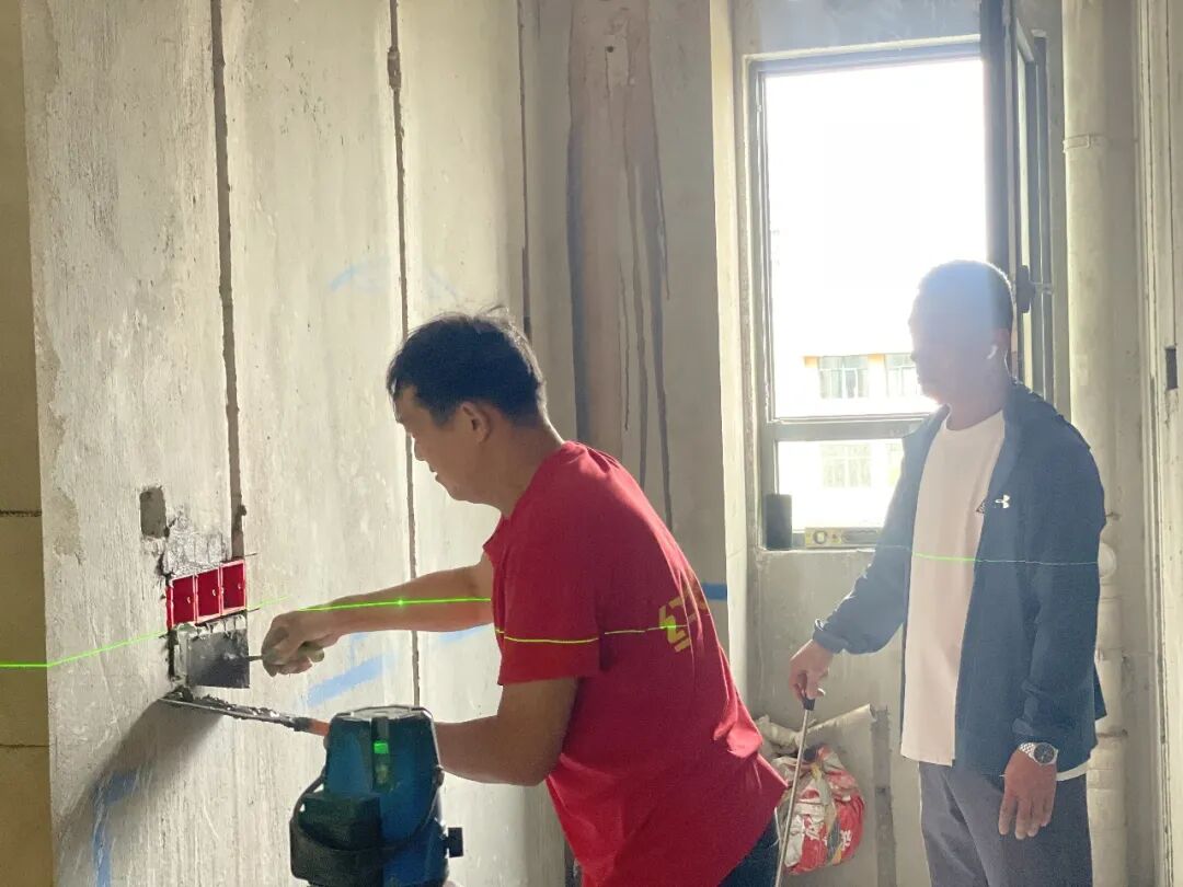 摩登7娱乐工地突击巡检:拒绝“表面功夫”,毫米级误差把控,品质交付我们是认真的! 摩登7娱乐工地突击巡检:拒绝“表面功夫”,毫米级误差把控,品质交付我们是认真的!