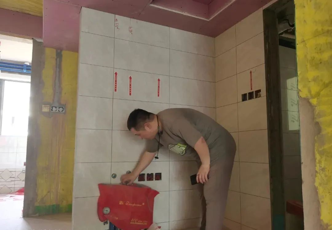 百闻不如一“鉴”！家里装修前，建议大家先看看工地【工地突击巡检】