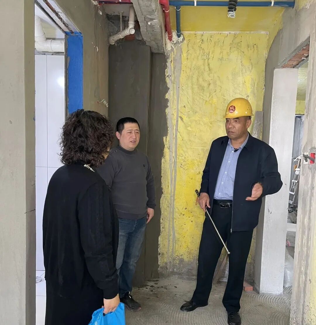 从毫米级工艺到安全弦:总经理突击工地巡查 从毫米级工艺到安全弦:总经理突击工地巡查