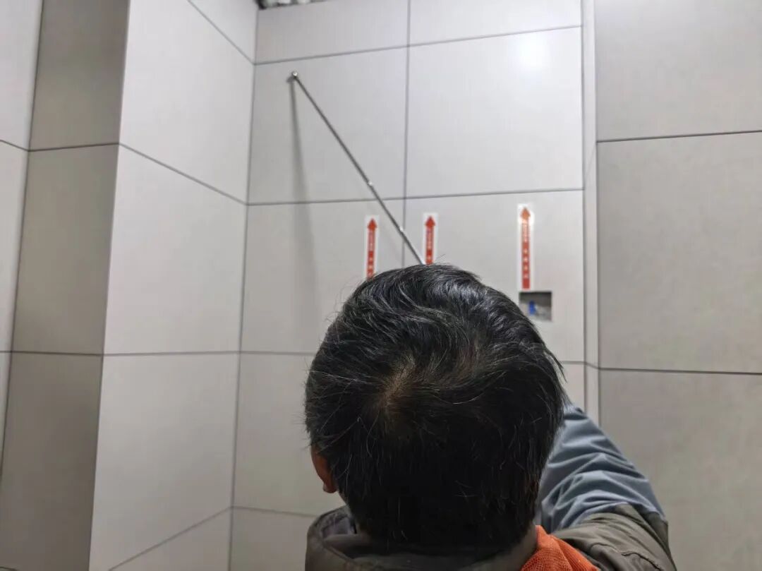 从毫米级工艺到安全弦:总经理突击工地巡查 从毫米级工艺到安全弦:总经理突击工地巡查