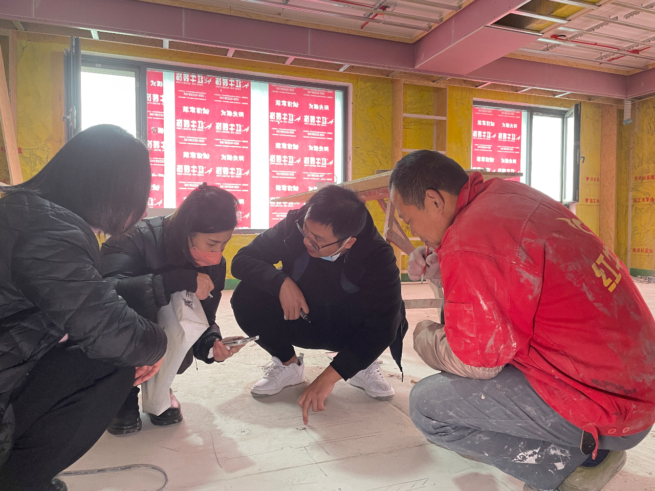 摩登7娱乐董事长又双叒叕突击工地巡检，现场与工人、厂家沟通交流