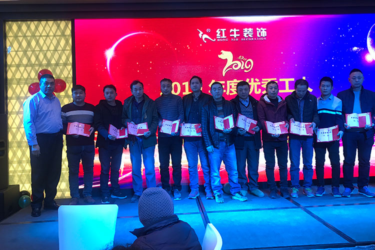 摩登7娱乐有这样一位工人，据说他在工地上从来没说过一句话，那么在这个现场他会跟大家说些什么呢？