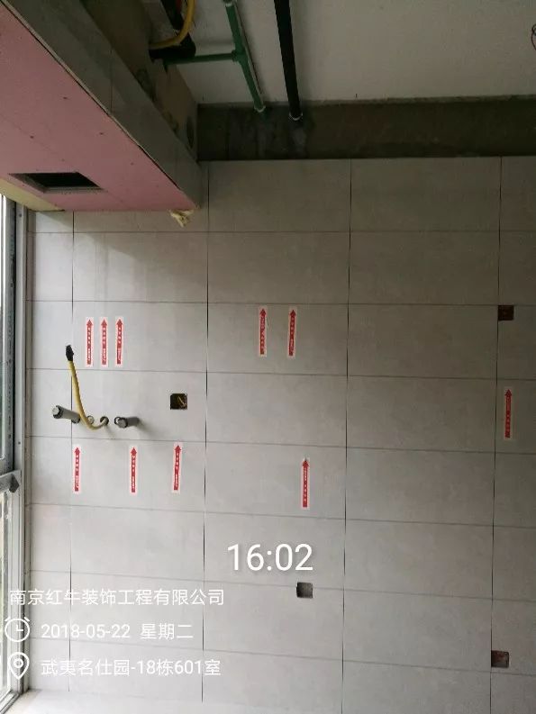 南京武夷名仕园124平米简美风格装修  享受家带来的温度30五月份_墙砖铺贴完成后，摩登7娱乐的工人会用专用护角条对瓷砖角保护，用标贴标出水管、线管走向示意。