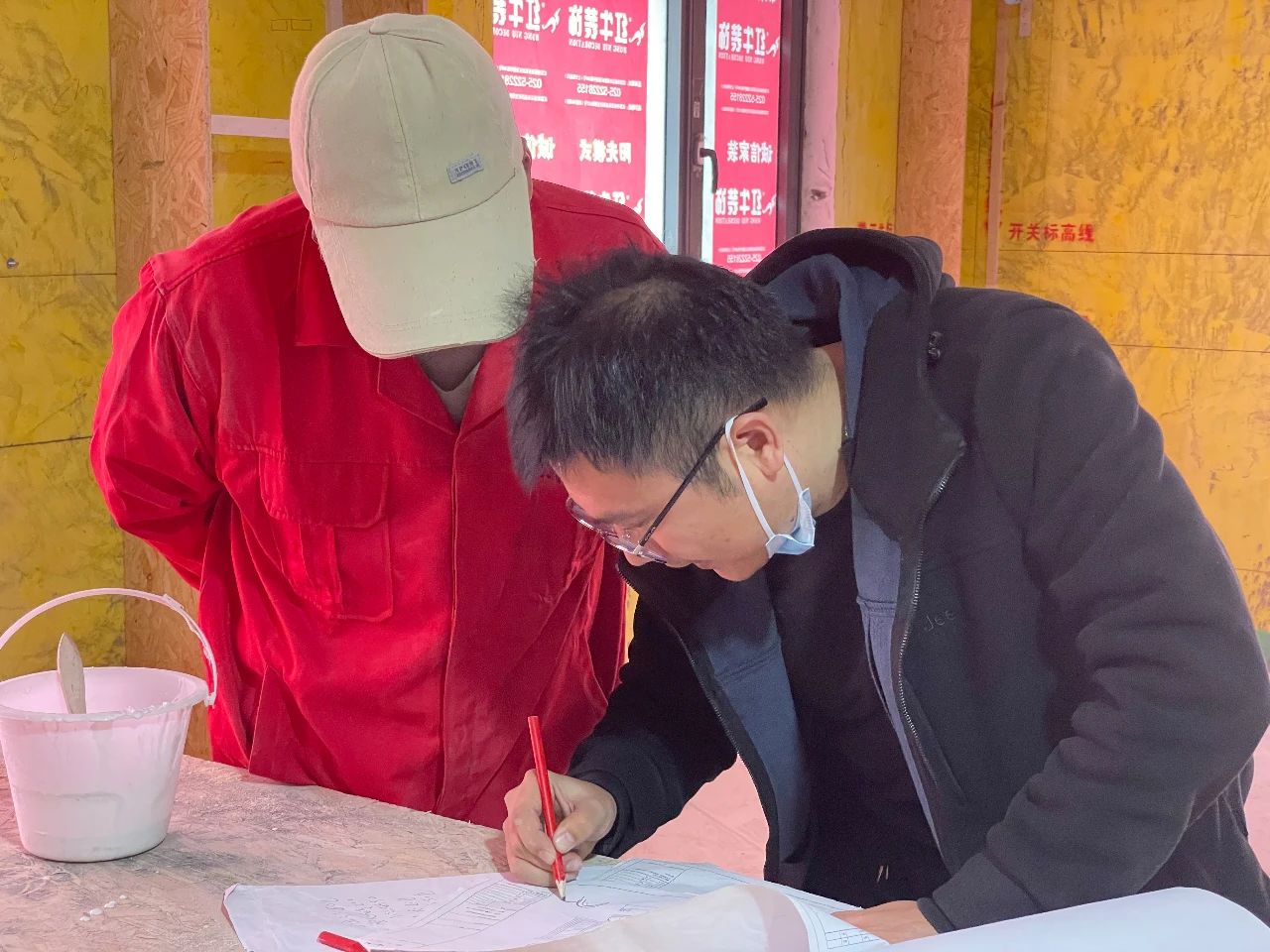 摩登7娱乐董事长又双叒叕突击工地巡检，现场与工人、厂家沟通交流