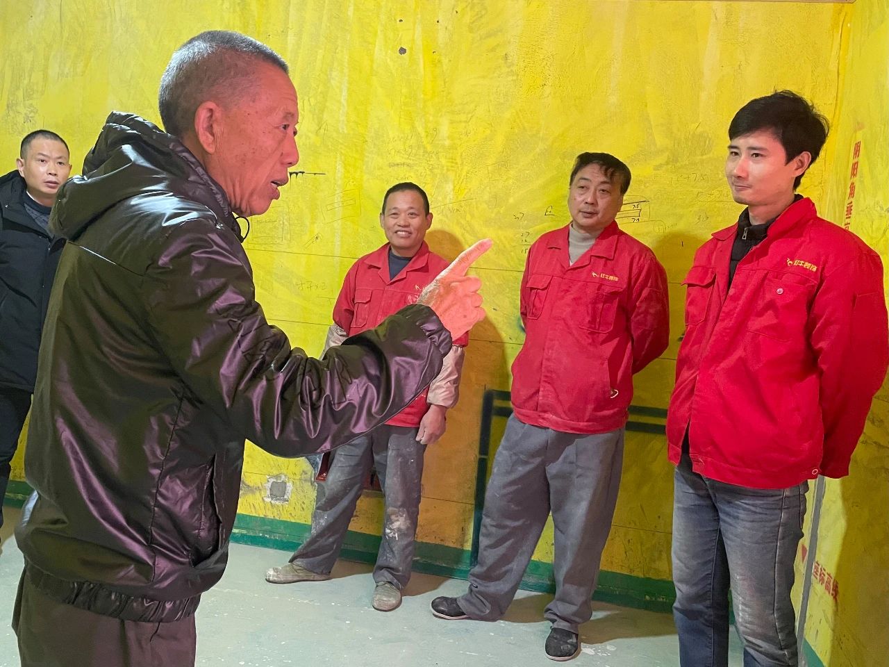 摩登7娱乐董事长又双叒叕突击工地巡检，现场与工人、厂家沟通交流