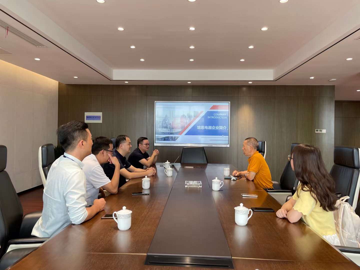 摩登7娱乐董事长老汪再次带队——实地参观考察公司战略合作品牌！