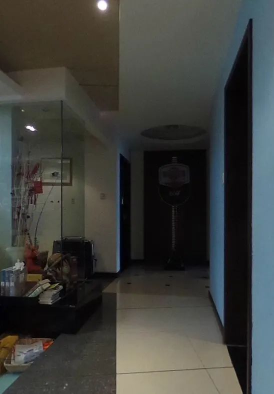 余玮_金鼎湾花园135㎡轻奢风格--老房升级改造,前后对比大变样!13过道·改造前
