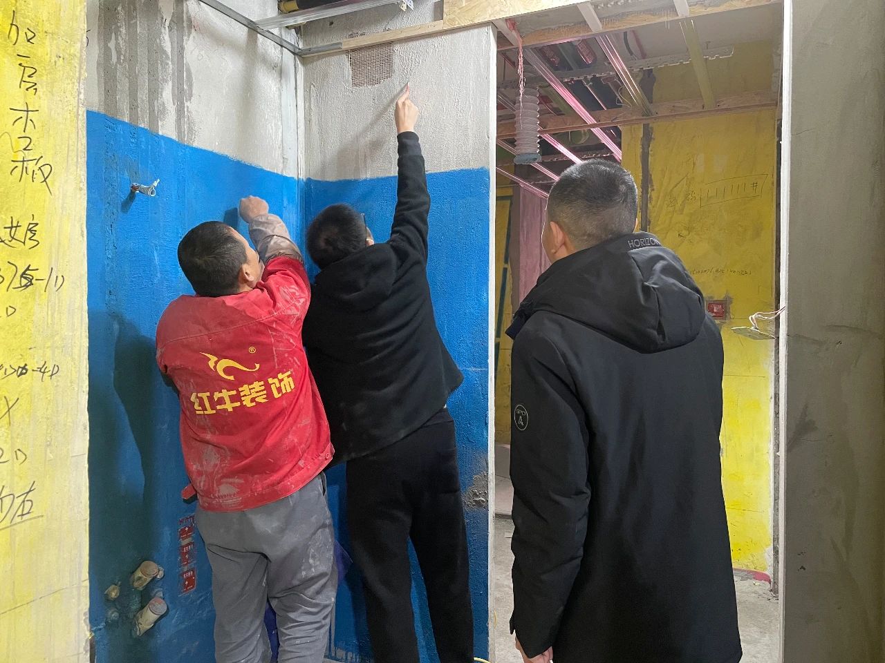 摩登7娱乐董事长又双叒叕突击工地巡检，现场与工人、厂家沟通交流